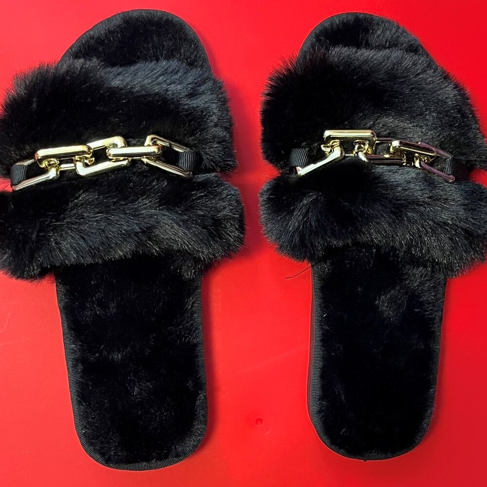 Chic Black Faux Fur Slippers with Gold Chain Detail